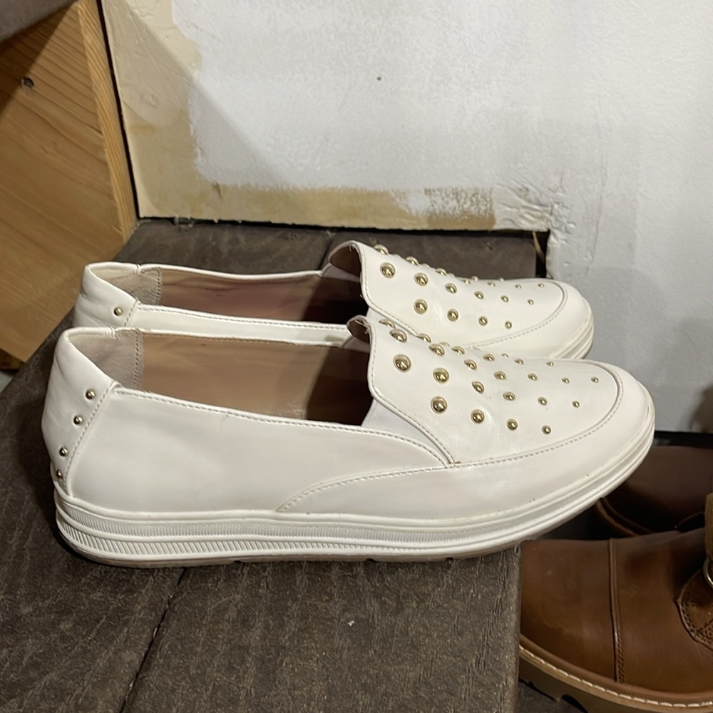 Adrienne Vittadini White and Gold Studded Flats - Picture 3 of 8